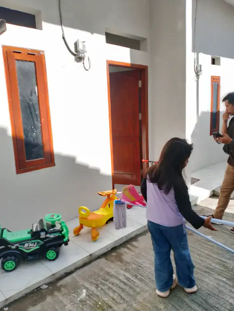 Menyediakan jasa bersih bersih