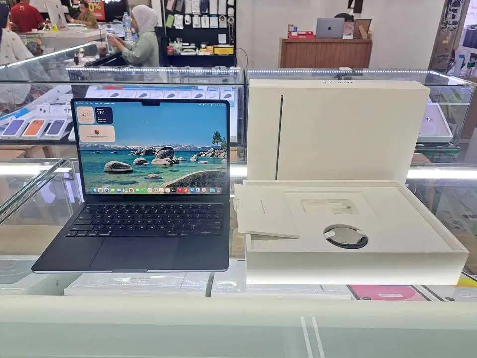 Second Macbook Air M3 13 Inch 16/256GB SSD Midnight IBOX ON 19 Juni