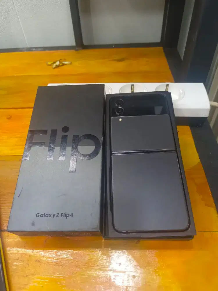 Samsung Galaxy Z Flip 4 8/256gb Fullset siap pakai