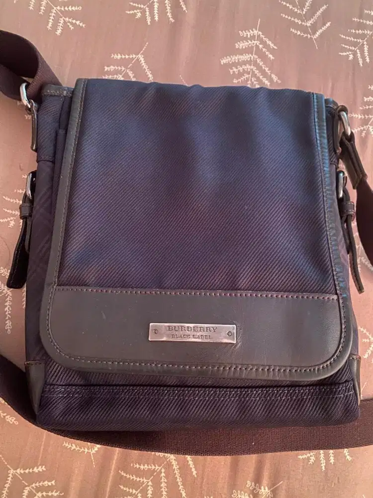 Tas slempang burberry dark blue sangat terawat 500saja