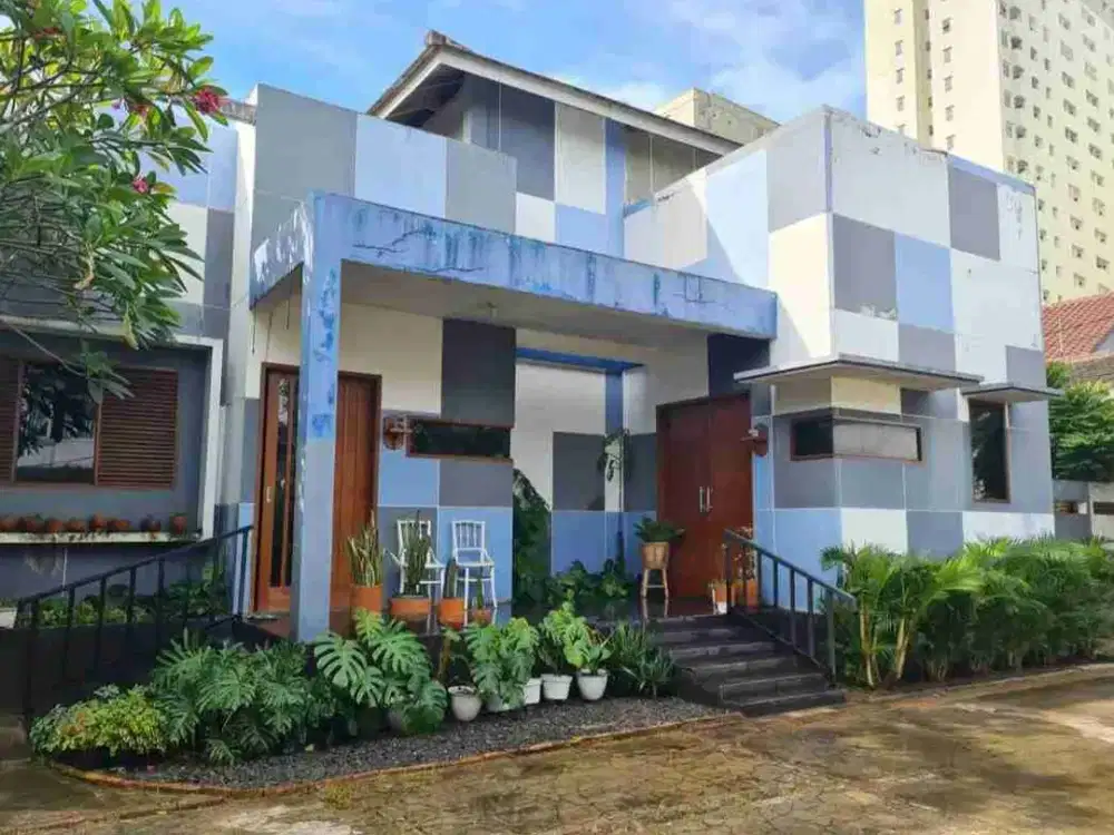 Dijual Rumah Artistik dengan tanah Luas di Serua Ciputat