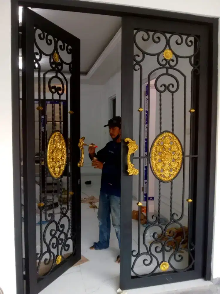 Pintu besi klasik