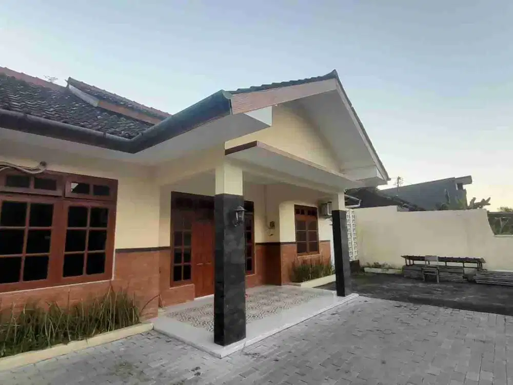Rumah Ada Usaha Kantor Barang dan Jasa Dilengkapi 4 Kamar Karyawan - Yl