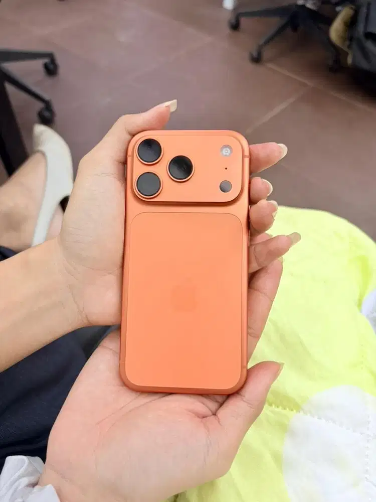 iPhone 17 Pro Cosmic Orange