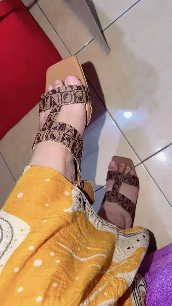 Sendal bonia monogram size 39