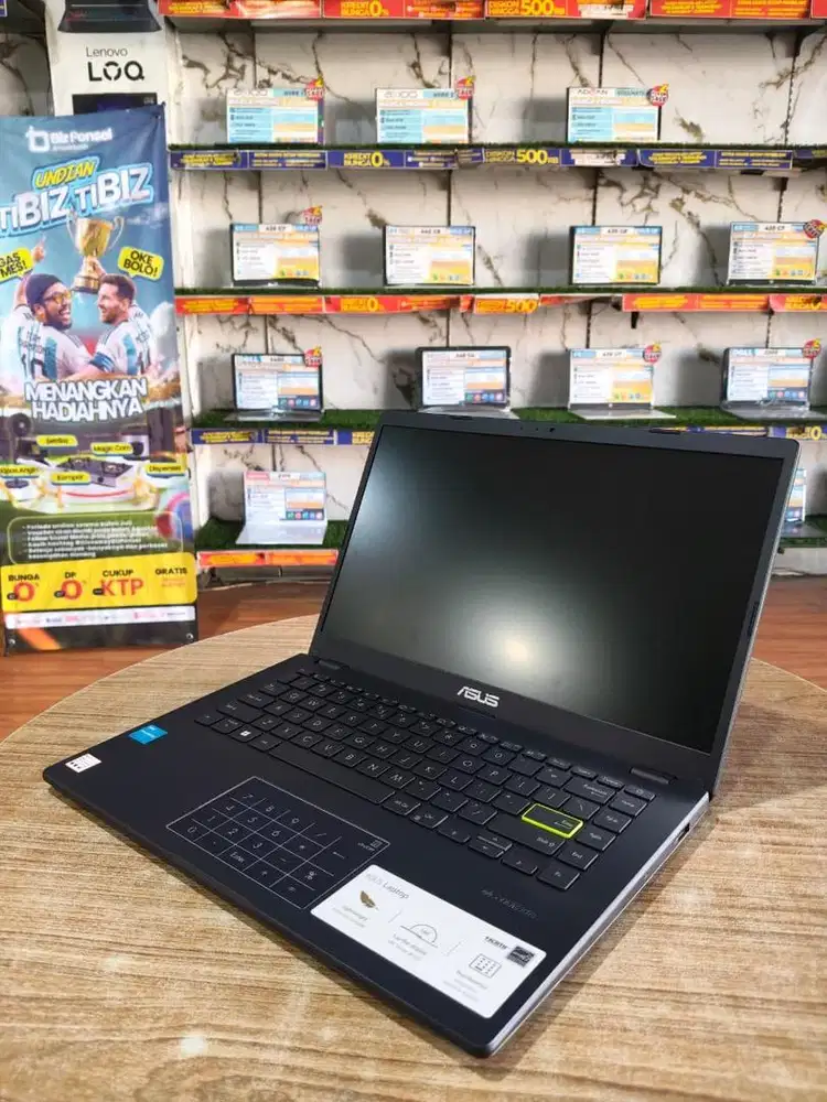 Laptop ASUS E140KA ram 8/512gb