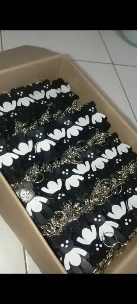 Gantungan kunci domba hitam putih