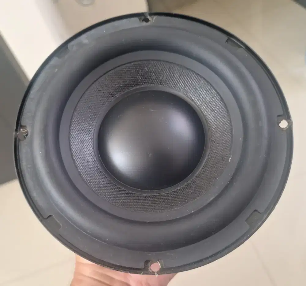 Subwoofer bawaan (Q-Aqustics 3070S)