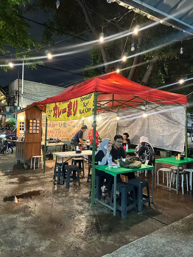 Pekerja warung makan tendaan Karimari Japanese Food