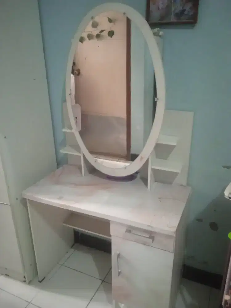 Meja rias bekas