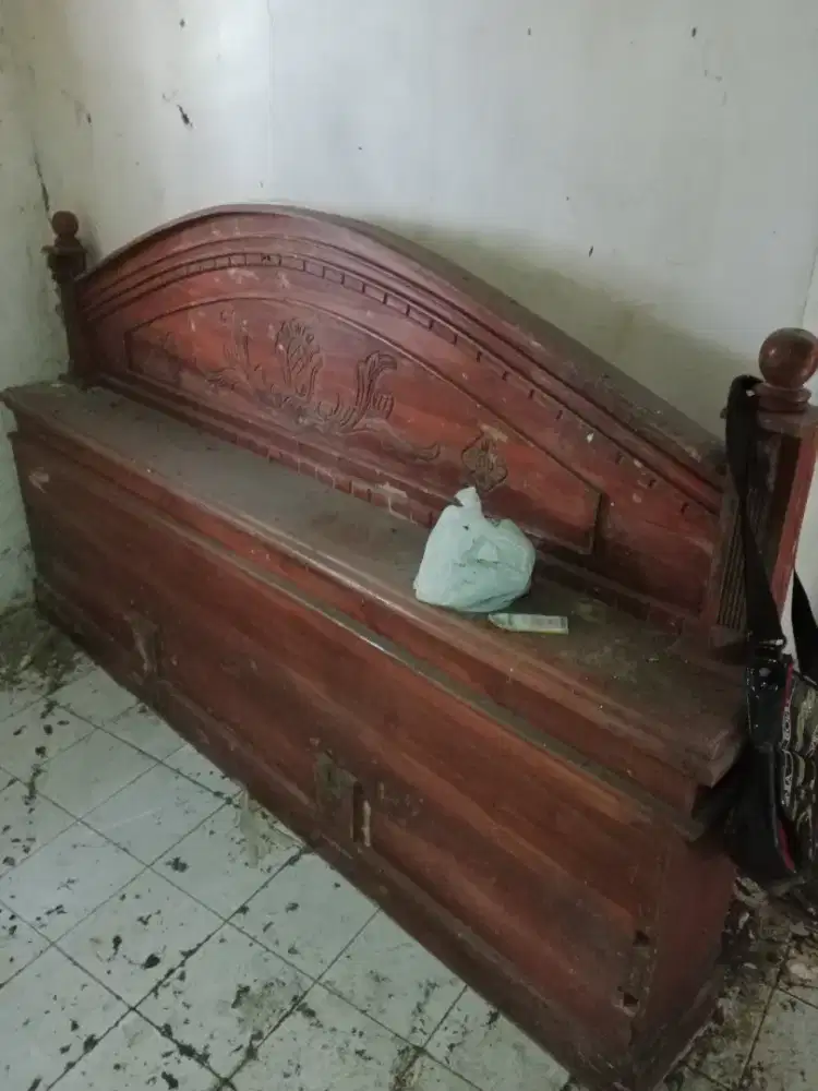 Tempat tidur bahan jati