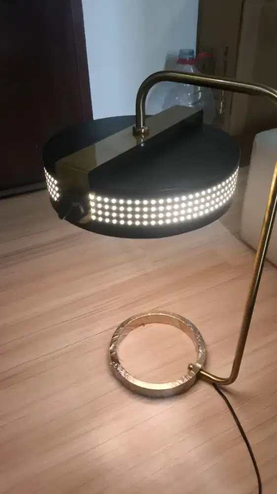 Lampu meja led modern