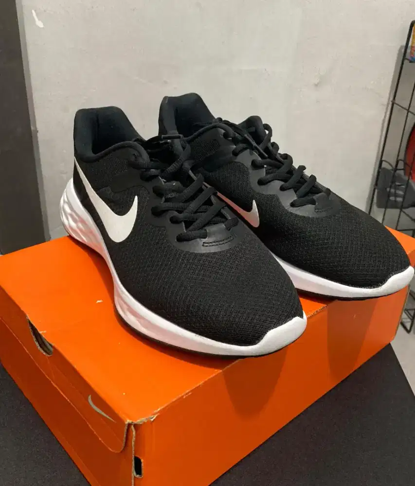 Nike Revolution 6 BLACK WHITE (ORIGINAL RESMI NIKE)