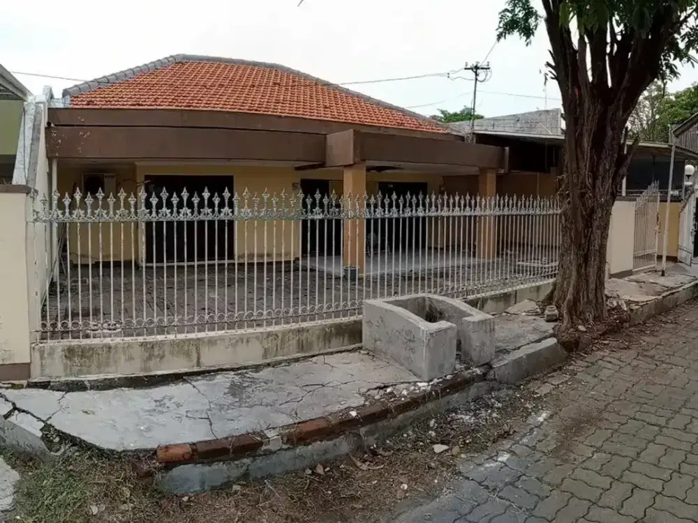 Rumah Second Dharmahusada Butuh Renov, Dekat Tengah Kota, Dekat Galaxy Mall