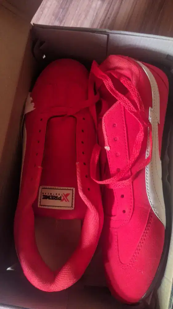 Sepatu casual lokal