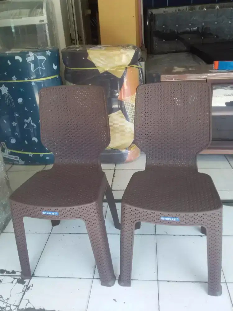 Kursi plastik sandaran
