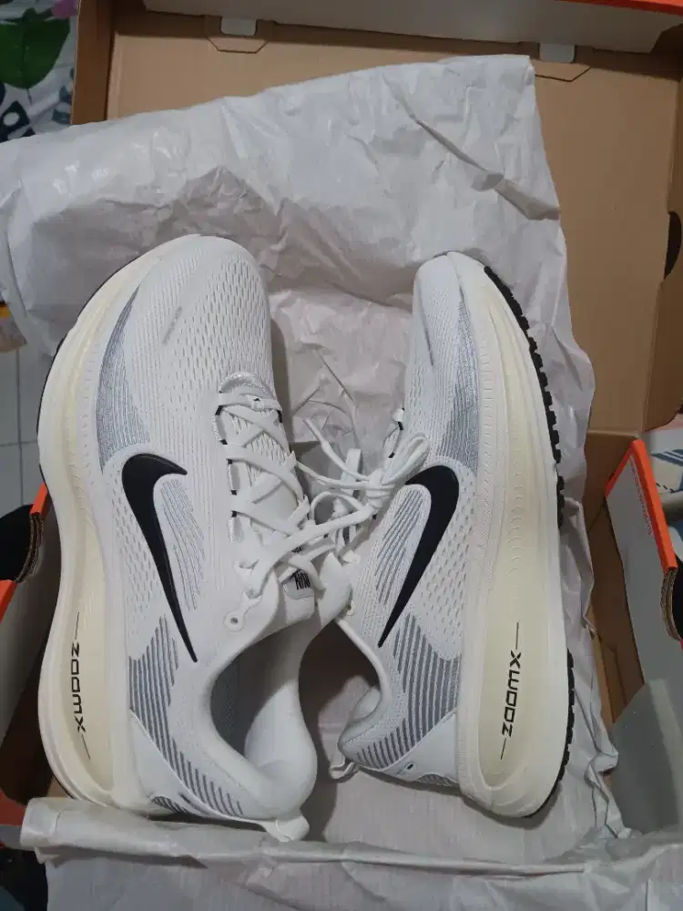 Nike Vomero 18 white