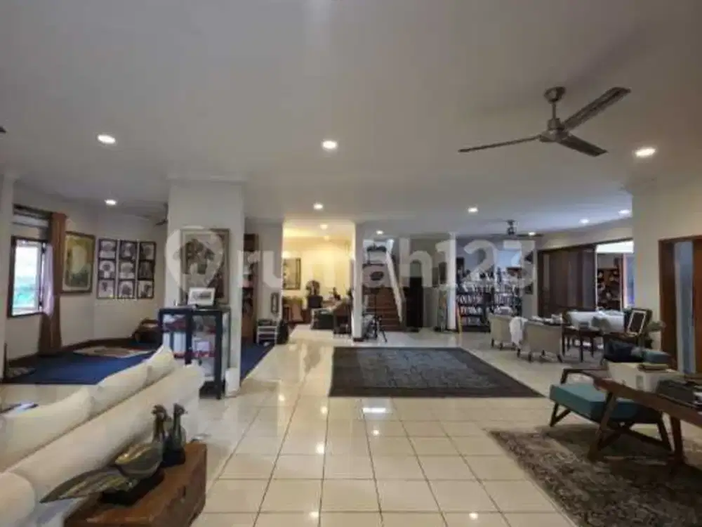 Rumah, 2 Lantai, SHM, Dekat Sekolah Internasional, di Kemang