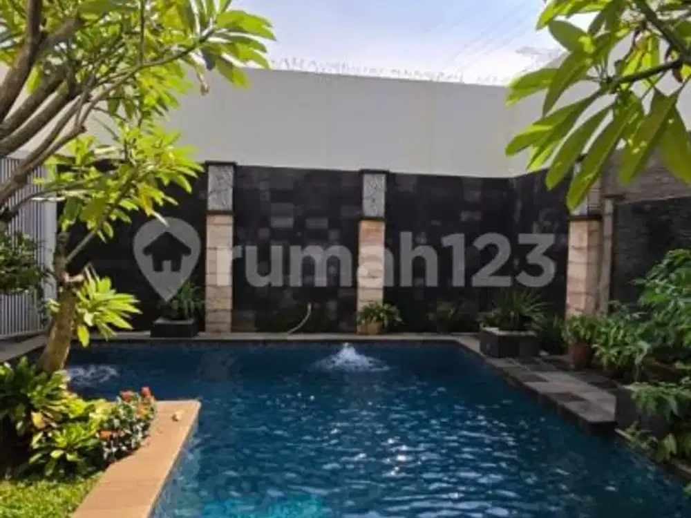 Rumah Bagus dengan Swimming Pool di Graha Cinere, Jakarta Selatan