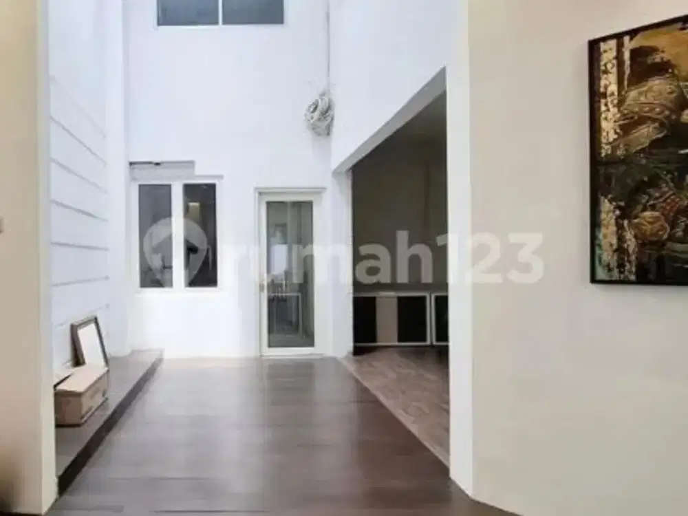 Rumah Hook, 2 Lantai, SHM, di Belakang Senayan City
