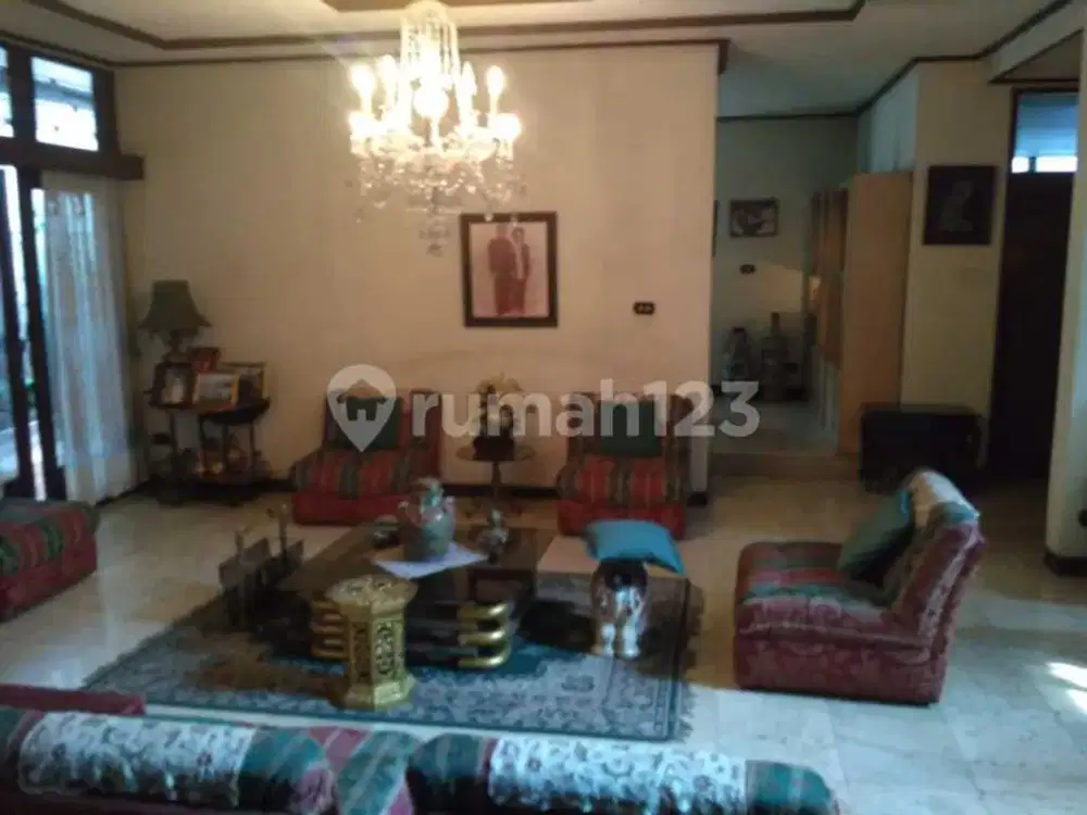 Rumah, 2 Lantai, Dekat Stasiun KRL Pasar Minggu, di Pejaten Barat