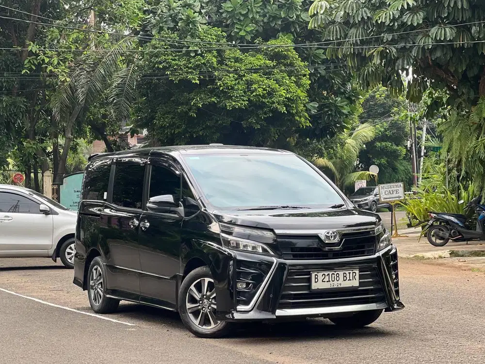 Toyota Voxy 2.0 2019 Hitam