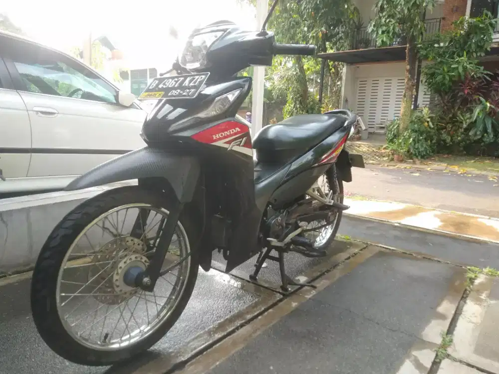 Revo fit 2022 warna hitam strip merah