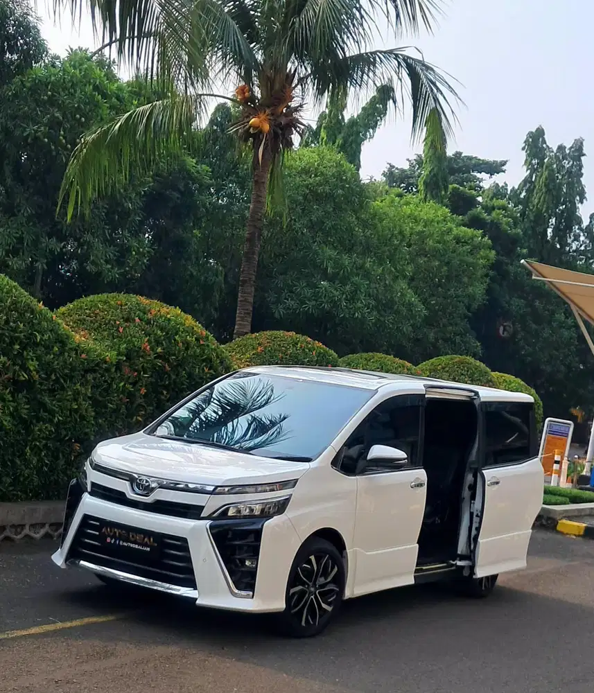 TDP 5 JUTA// TOYOTA VOXY 2.0 AT 2018 SUPER MULUS