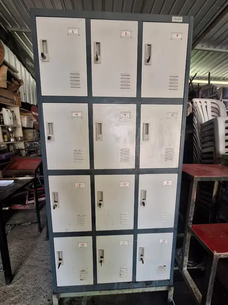 Lemari Loker Besi / Locker 12 Pintu Emporium EL-12 Bekas