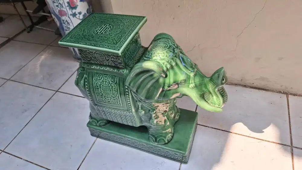 Patung atau kursi keramik gajah porselen hijau 1 pcs