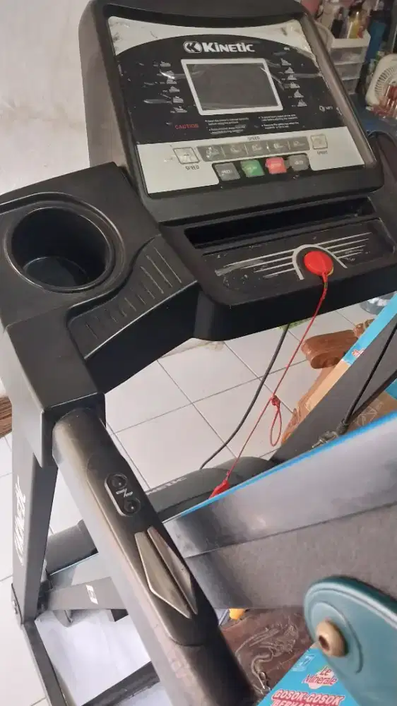 Treadmill Digital otomatik ukuran besar merk Kinetic