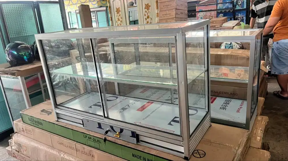 Etalase Kaca Iwak Jualan