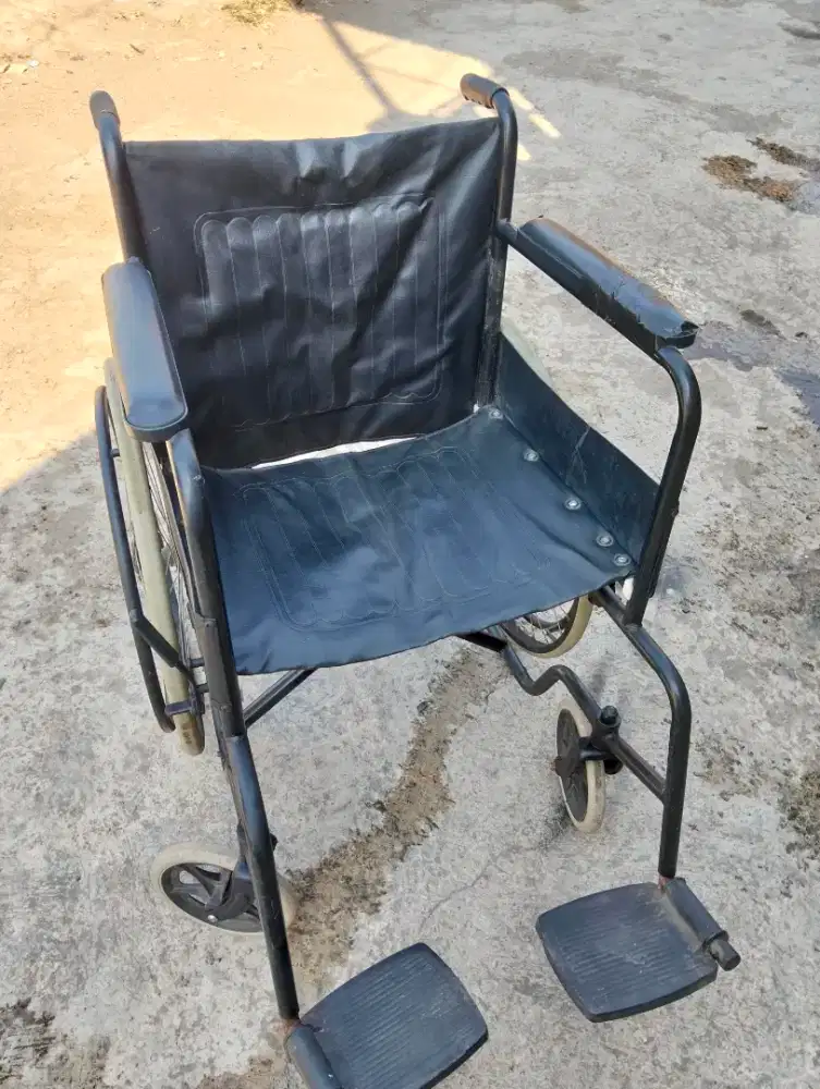 Kursi roda bekas layak pakai