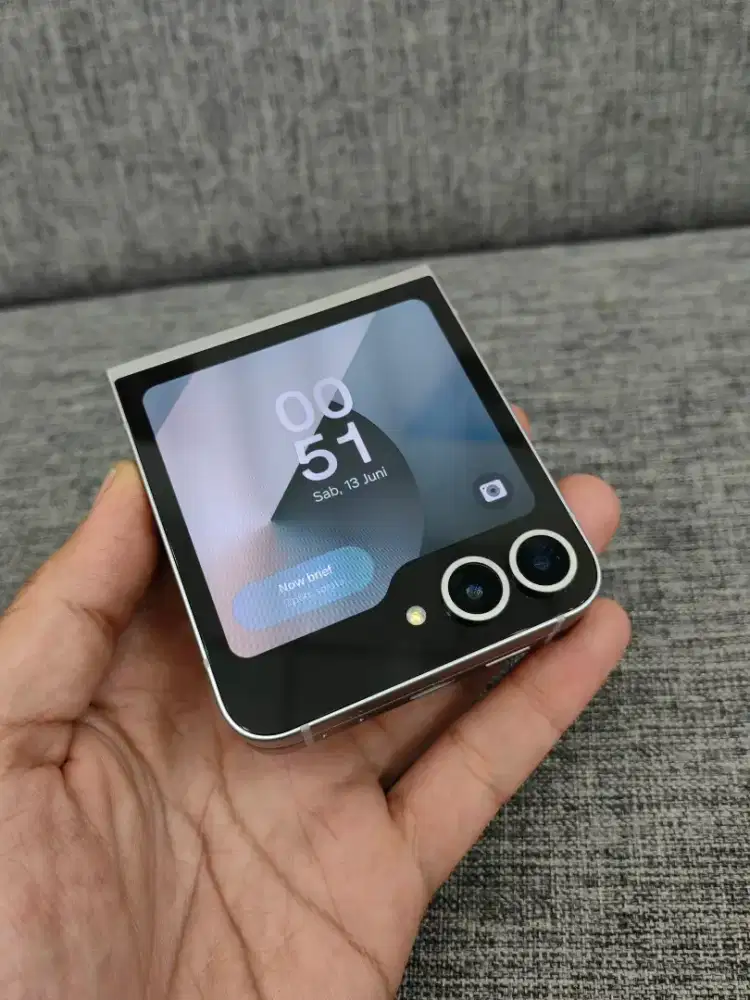 Z flip 6 256gb like new