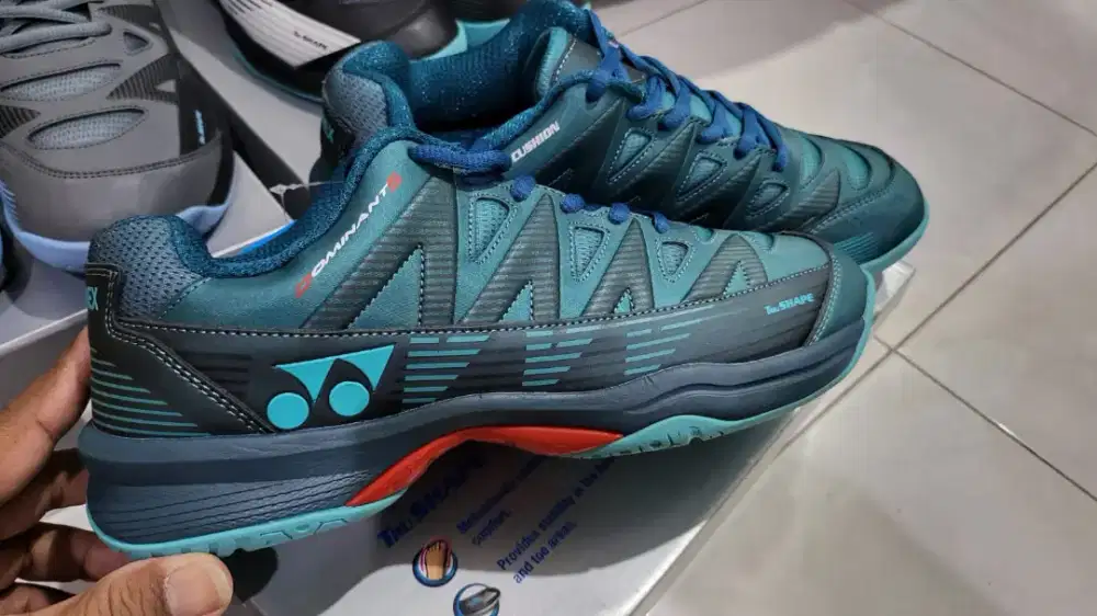 Sepatu bulutangkis merk YONEX original baru gres size 44