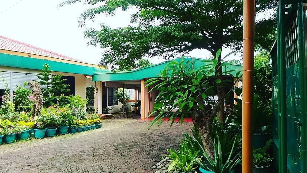 DIJUAL RUMAH ASRI DENGAN TAMAN LUAS BERGAYA CLASSIC TROPICAL