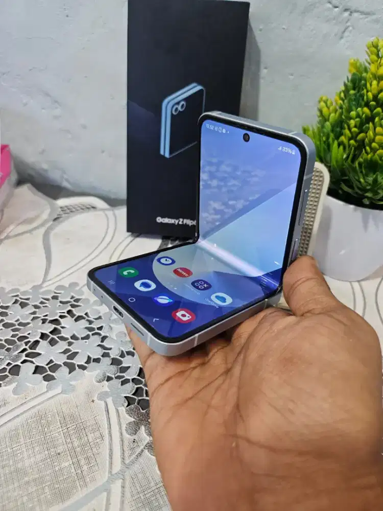 SAMSUNG Z FLIP 6 5G RAM 12/256GB ORIGINAL SEIN MULUS FULLSHET

TAMPILA