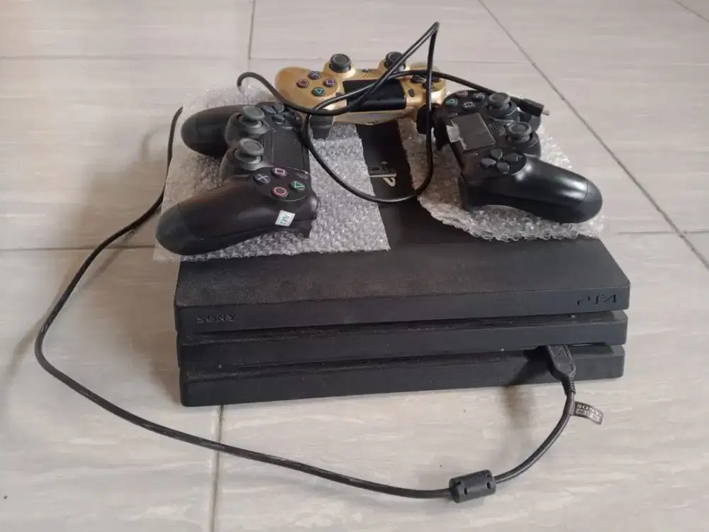 Dijual PS 4 pro 1 tera msih lengkap no minus pakaian pribadi