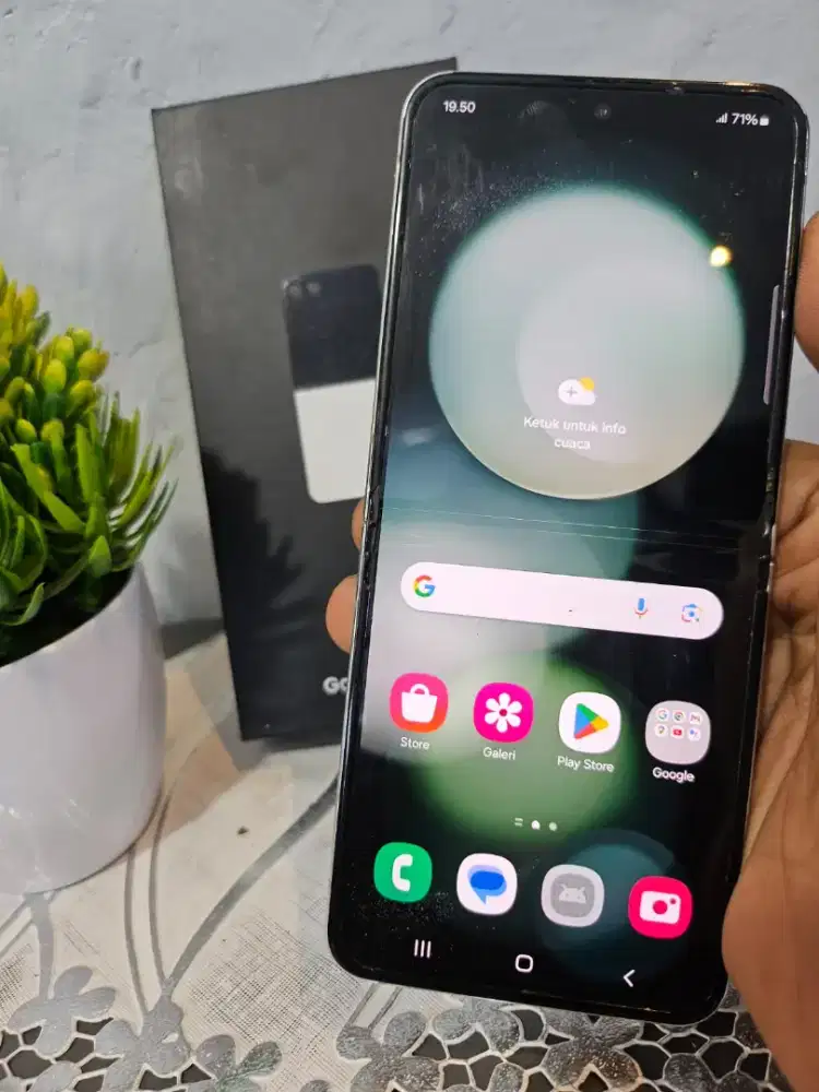 SAMSUNG Z FLIP 5 5G RAM 8/512GB ORIGINAL SEIN MULUS FULLSHET

TAMPILAN