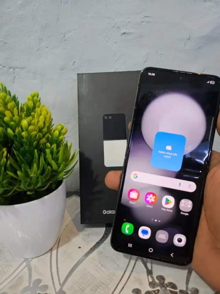 SAMSUNG Z FLIP 5 5G RAM 8/512GB ORIGINAL SEIN MULUS FULLSHET

TAMPILAN