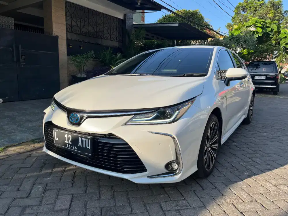 Toyota Corolla Altis 1.8 hybrid at putih 2021  ready siap pakai