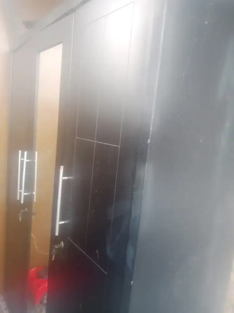 Lemari 3 pintu minimalis