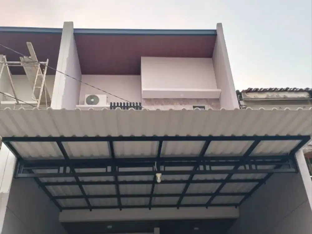 Rumah Baru di Tenggilis Mejoyo 2 lantai Row 3 mobil Hadap Barat