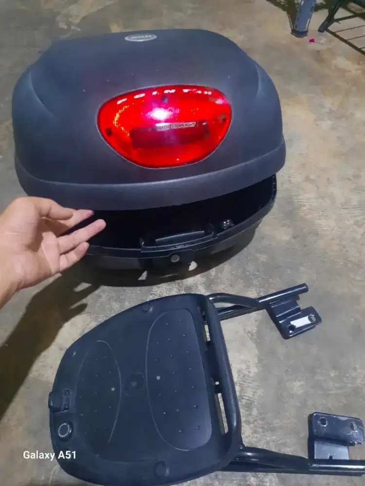 Box Kendaraan Turing Satu Set Merk GIVI full Braket Lamp Red