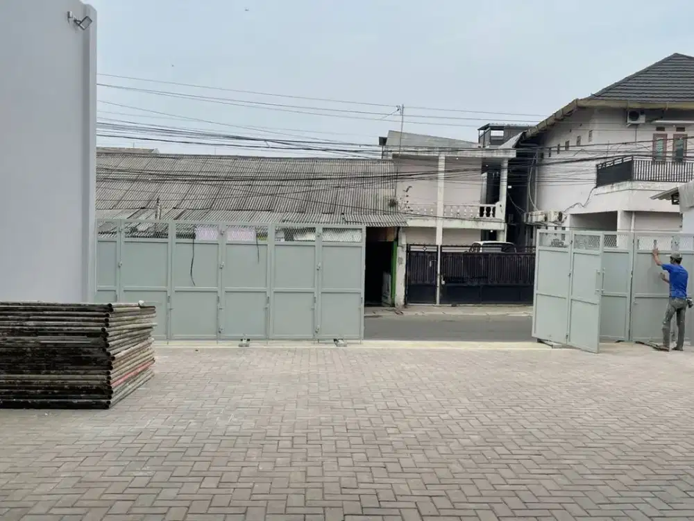 Ruang Usaha Luas Bangunan 250m2, Harga 400Juta per Tahun di Bekasi Timur