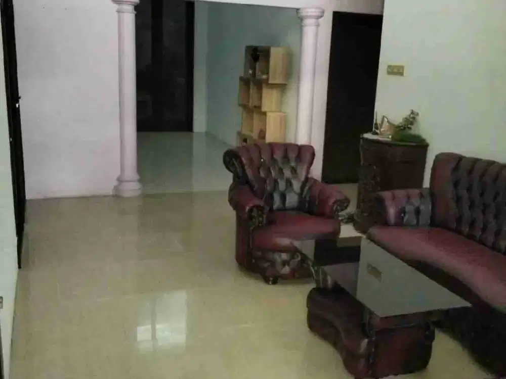 Disewakan rumah 2 lantai Puri Surya Jaya depan taman