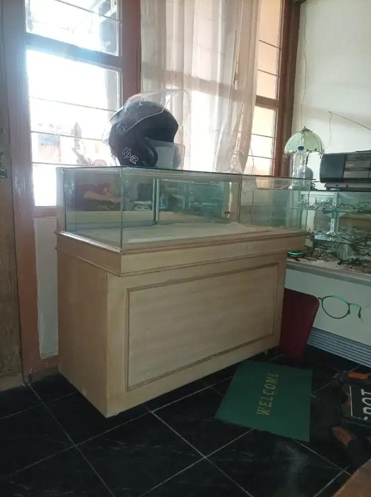 ETALASE UNTUK DISPLAY KACAMATA/JAM TANGAN