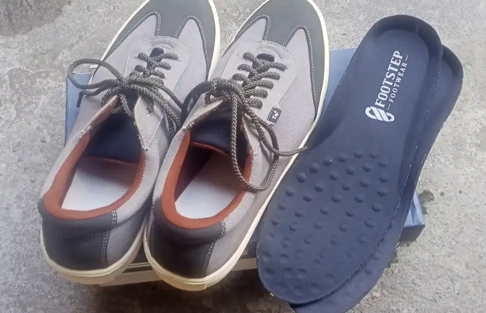Sepatu sneakers