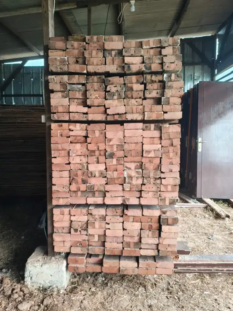 kayu batang bekas bongkaran gedung kejaksaan kota bogor