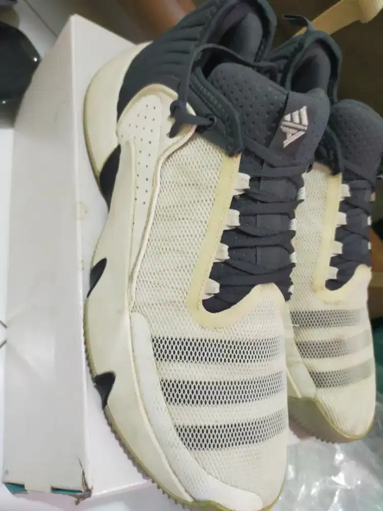 Sepatu Basket Adidas